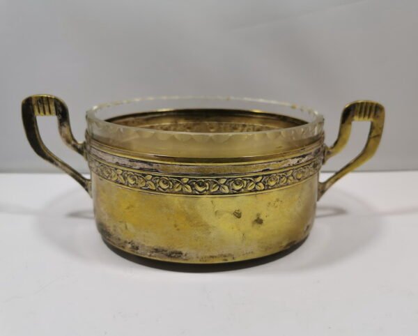 Cukrinė antikvarinė, stikliniu įdėklu. Kaina 28