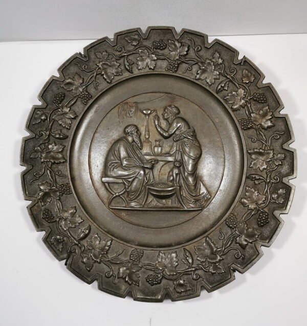 Lėkštė bareljefas metalinė, pakabinama, antikvarinė. Kaina 32