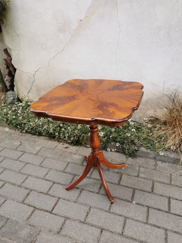 Staliukas - stovelis nedidelis tvirtas, kavos staliukas. Kaina 68