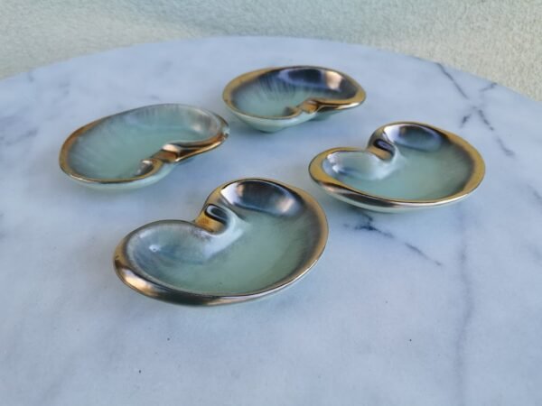 Peleninės-kriauklės vintažinės, keraminės, glazūruotos. Vokietija. 4 vnt. Kaina 20 už visas arba po 10.