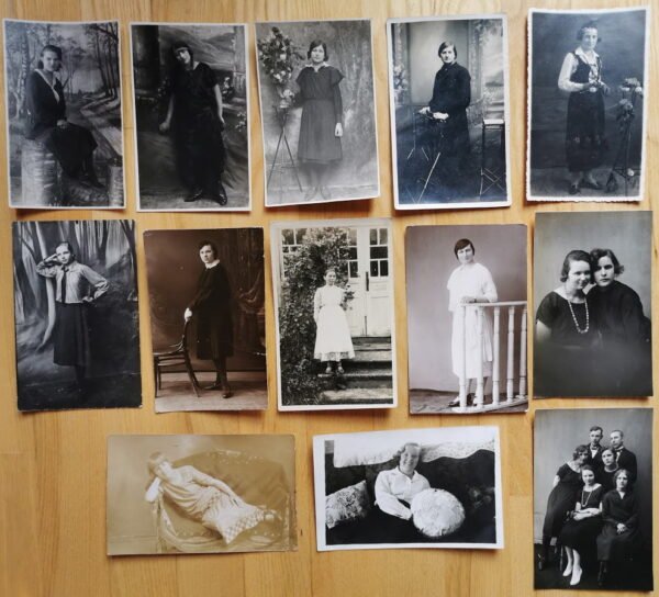 Nuotraukos Lietuvos tarpukario moterų. PARDUOTA: pirmoje eilėje horizontaliai 2-tra ir 5-ta, 2 eilėje 5, 3 eilėje 5 nuotraukos. Kaina po 3