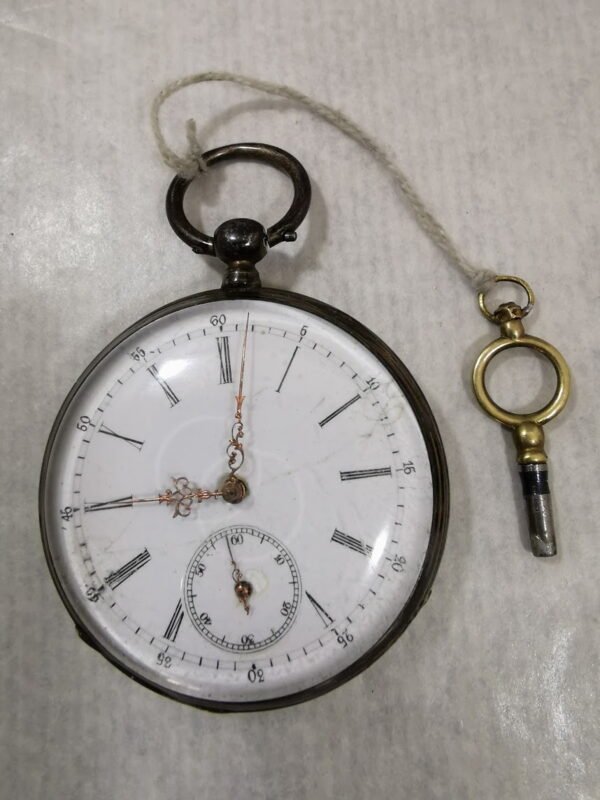Laikrodis antikvarinis, sidabrinis, kišeninis su rakteliu. Veikiantis. Kaina 118