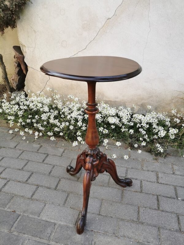 Stovelis antikvarinis, apvalus, tvirtas staliukas. Kaina 58