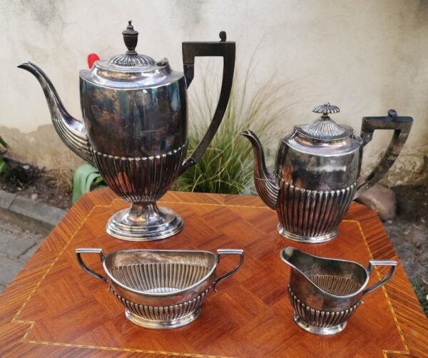 Kavinuko, arbatinuko, cukrinės, grietinėlei sidabruotų, antikvarinių indų rinkinys. Kaina 87 už viską.