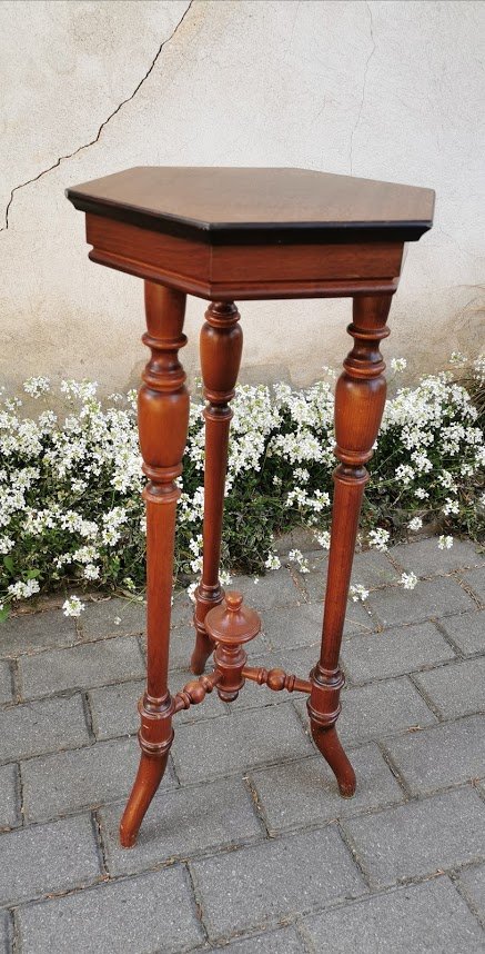 Stovelis, staliukas šešiakampis, tvirtas. Svenska Mobler. Kaina 57