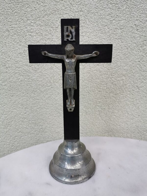 Kryžius pastatomas, nukryžiuotasis antikvarinis, metalinis, pastatomas. Kaina 23