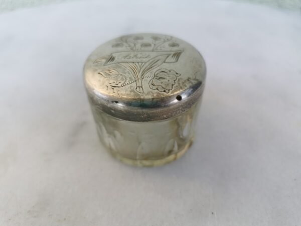 Dėžutė stiklinė, antikvarinė, sidabruotu dangteliu. Kaina 8