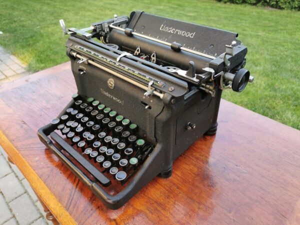 Spausdinimo, rašomoji mašinėlė antikvarinė UNDERWOOD. Kaina 107.