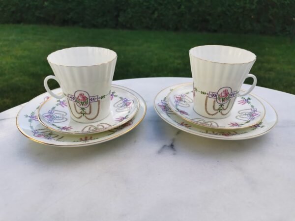 Puodeliai LFZ su pora lėkštučių. Porcelianas. 2 vnt. Puodelio talpa 200 ml. Kaina po 28