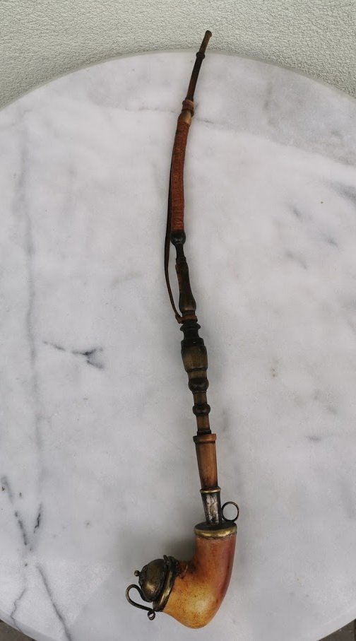 Pypkė antikvarinė Meerschaum sidabruotu prabuotu tvirtinimu, ilgu, kauliniu vazdeliu. Antique Meerschaum Silvered Mounted Long Stem Smoking Pipe. Kaina 118