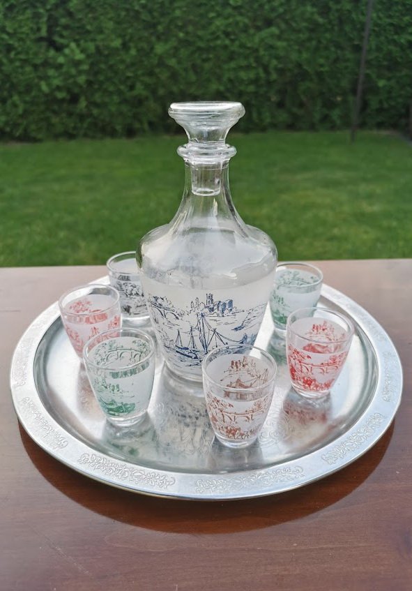 Grafinas su 7 stikliukais prancūziškas, vintažinis. Užrašai France. Kaina 43 už viską.