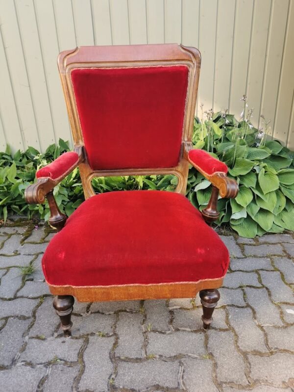 Fotelis, krėslas tvirtas ir patogus, antikvarinis. Kaina 128