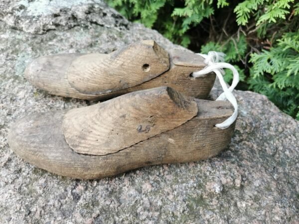 Kurpaliai mediniai, antikvariniai. Kaina 21 už abu.