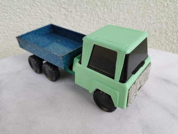 Mašinėlė skardinė, tarybinių laikų. Gamintojas: Susivienijimas "Neringa". Kaina 23