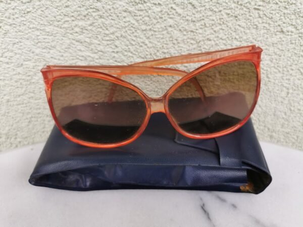 Akiniai vintažiniai su dėklu. Kaina 18