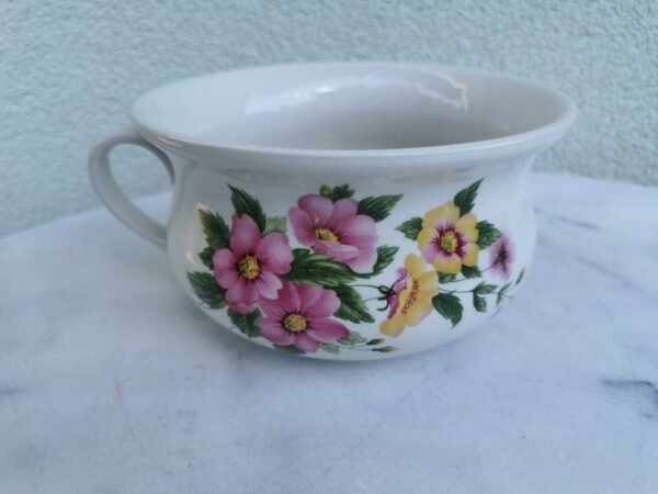 Puodas su rankena, porcelianinis, gėlėtas, angliškas. Kaina 12
