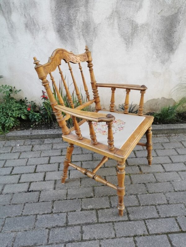 Krėslas antikvarinis, tekintas, kėdė su porankiais, darbo kambario kėdė. Kaina 88