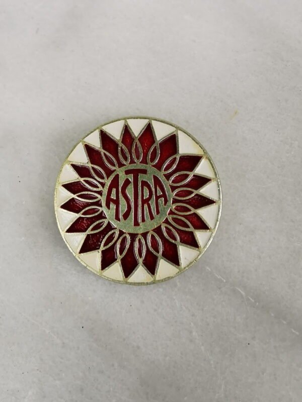 Ženklelis tarybinių laikų Kauno kavinės-restorano ASTRA darbuotojų. Parduodu daugiau vienetų. Skersmuo 4,5 cm. Kaina 6 už vnt.