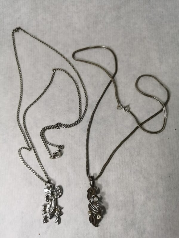 Pakabukai su sidabrinėmis grandinėlėmis vintažiniai. LIKO TIK ANTRAS. Kaina 13