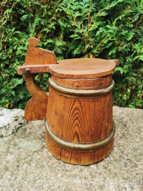 Bokalas su dangčiu medinis, didelis, antikvarinis. Kaina 32