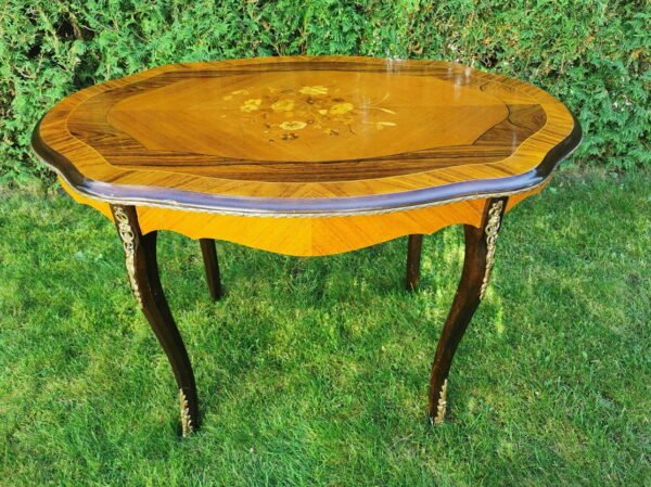 Stalas Ampyro stiliaus, kavos staliukas, puoštas intarsija bei žalvariniais papuošimais. Kaina 238