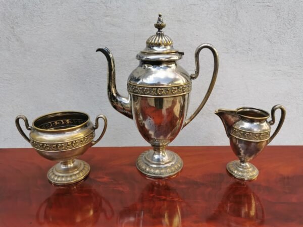 Komplektas antikvarinis, sidabruotas. Kavinukas - arbatinukas, cukrinė, pienui/grietinėlei. Kaina 58
