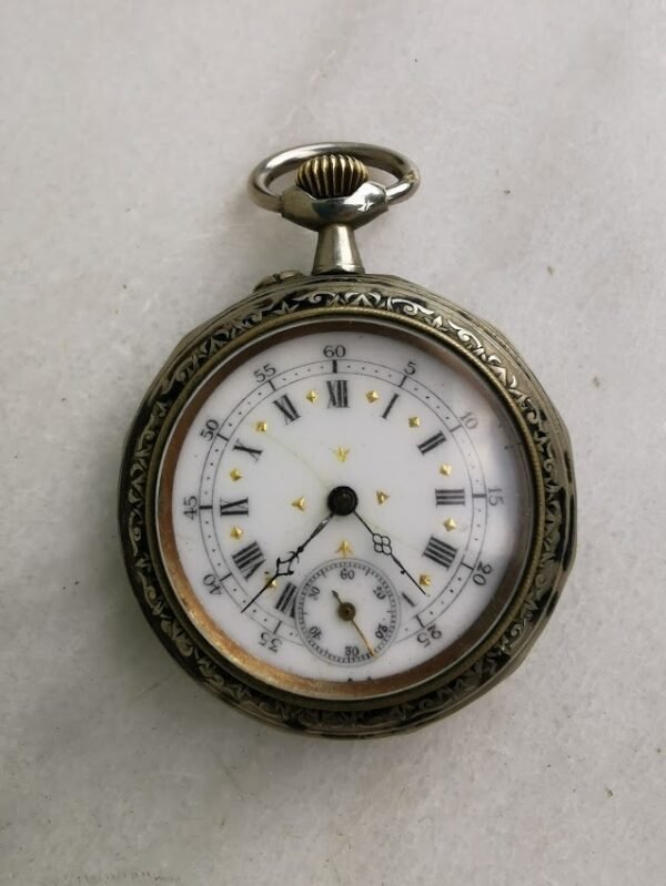 Laikrodis kišeninis, antikvarinis su reljefiniu dviratininko atvaizdu. Veikiantis. Kaina 157