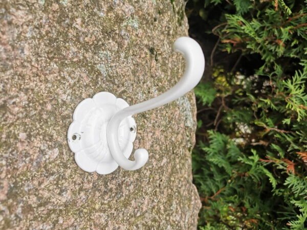 Kabykla žalvarinė nudažyta baltai. Tvirta. Kaina 8