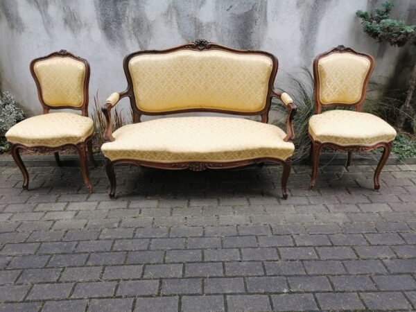 Komplektas antikvarinis: dvisėdis, kanapa, minkštasuolis ir dvi kėdės. Komplekto kaina 498, perkant atskirai kėdės po 123, dvisėdis 298