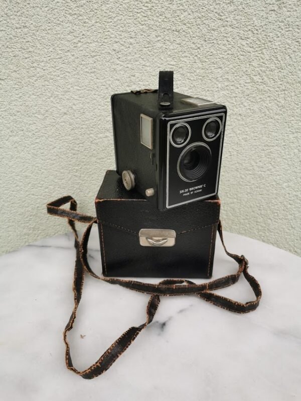 Fotoaparatas antikvarinis Kodak Brownie su dėklu. 1946 m. Kaina 62