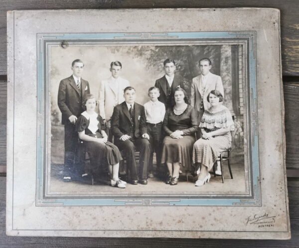 Nuotrauka antikvarinė Kanados lietuvių. Dydis su rėmeliu 25 x 30 cm. Kaina 16