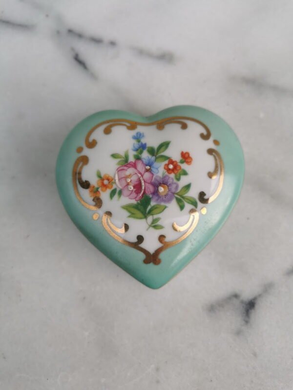 Dėžutė, širdelė porcelianinė. Kaina 18