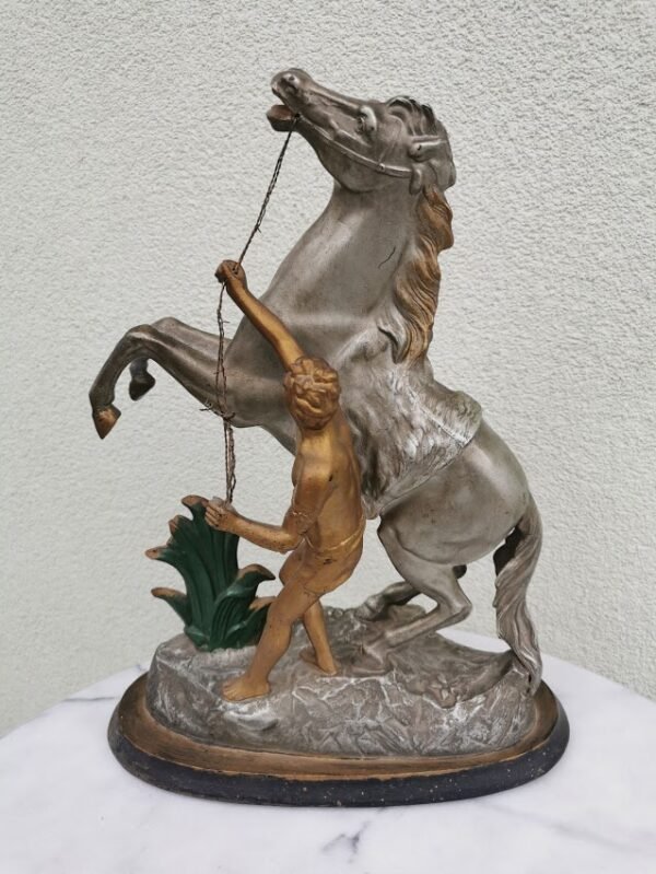 Statula Žirgas, arklys metalo lydinio, antikvarinė, tarpukario, stovėjusi Ožeškienės g. Kaune. Svoris 3,2 kg. Kaina 138