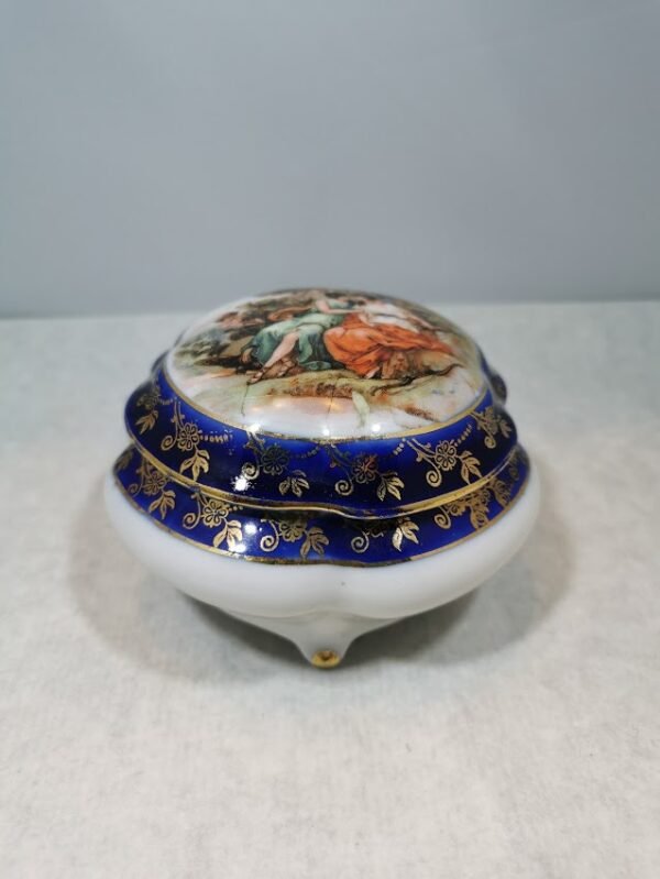 Dėžutė porcelianinė. Kaina 26