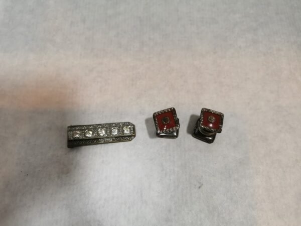 Papuošalai antikvariniai. Kaina 12 už viską.