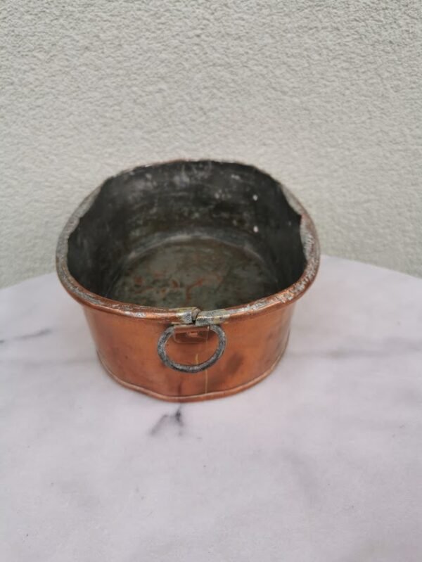 Indas varinis, kaltinis ovalus, antikvarinis. Kaina 21