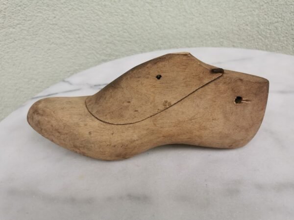 Kurpalis medinis, antikvariniis. Kaina 12