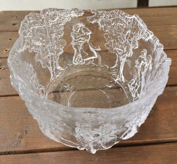 Vaza reljefinio stiklo su šokėjais, vintažinė. Kaina 28