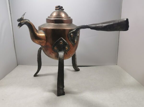 Indas, arbatinukas antikvarinis, trikojis, kaltinis su stovu ir rankena. Kaina 38