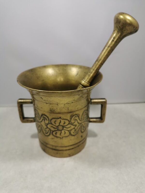 Grūstuvė antikvarinė, puošta ornamentais. Kaina 107