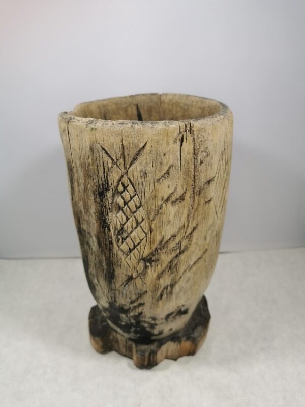 Grūstuvė antikvarinė, medinė, reljefiniais drožiniais. Kaina 53