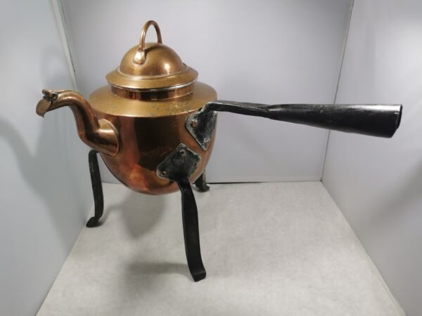 Indas, arbatinukas antikvarinis, trikojis, kaltinis su stovu ir rankena. Kaina 43