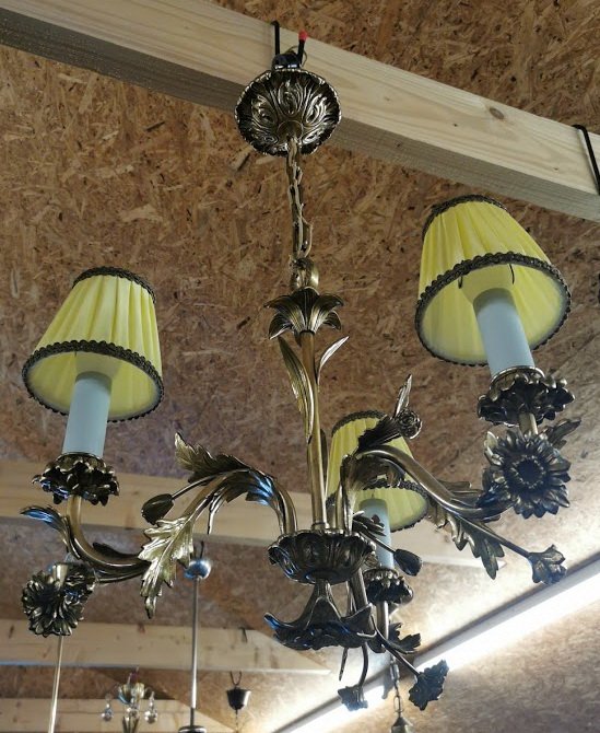 Šviestuvas bronzinis, antikvarinis, gėlių motyvais. Kaina 187