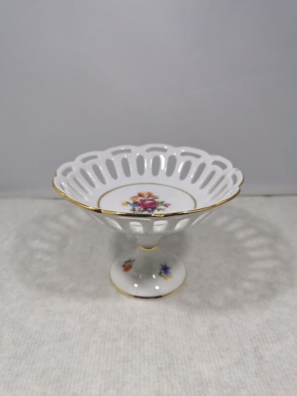 Lėkštelė ant kojelės, porcelianinė. Kaina 16