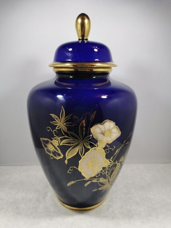 Vaza, urna, amfora su dangčiu, porcelianinė, kobalto spalvos. Vokietija. Kaina 43