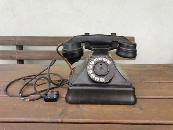 Telefonas tarpukario laikų antikvarinis, naudotas Lietuvoje, Kaune. Pagamintas Didžiojoje Britanijoje skirtas tarpukario Lietuvos rinkai. Kaina 178