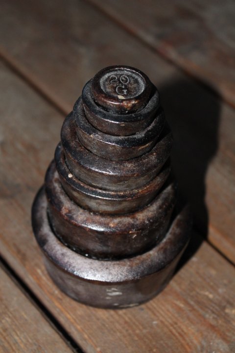 Svareliai antikvariniai, sudedami. Kaina 23