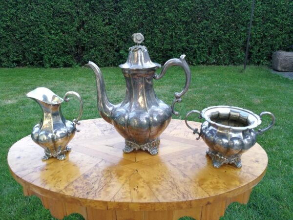 Komplektas antikvarinis, cukrinė, kavinukas - arbatinis, grietinėlės- pieno indas, sidabruotas. Kaina 87