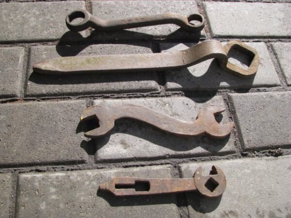 Įrankių rinkinys tarpukatio. Kaina po 6. PARDUOTAS antras nuo viršaus.