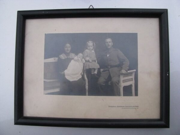 Karininko seimos nuotrauka. Kaina 11 Eur.